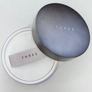 スリー(THREE)のTHREE アドバンスドエシリアルスムースオペレータールースパウダー 02(フェイスパウダー)