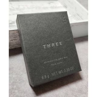 スリー(THREE)のThree by Three スリー シマリング グローデュオ #01 ベージュ(ファンデーション)