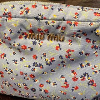 ミュウミュウ(miumiu)の定価¥34800 miumiu キャンバス地　ポーチ　化粧　ストラップ　小花柄(ポーチ)