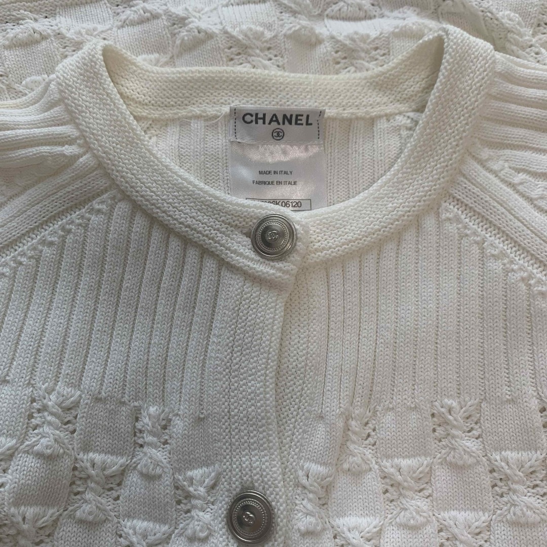 美品 CHANEL ホワイトコットン ココマークボタン カーディガン 美品 CHANEL ホワイトコットン ココマークボタン カーディガン