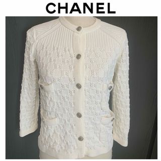 シャネル(CHANEL)の美品　CHANEL ホワイトコットン　ココマークボタン　カーディガン(カーディガン)