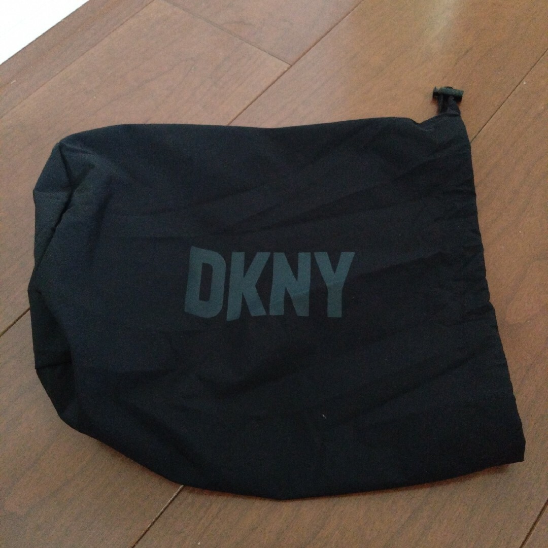 DKNY(ダナキャランニューヨーク)の新品☆DKNY ダナキャラン　ポーチ　ブラック レディースのファッション小物(ポーチ)の商品写真