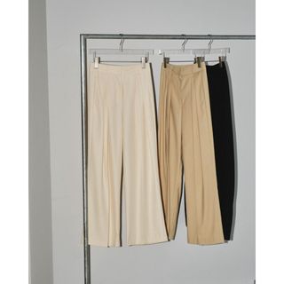 トゥデイフル(TODAYFUL)の新品 Tuck Twill Trousers エクリュ38(カジュアルパンツ)