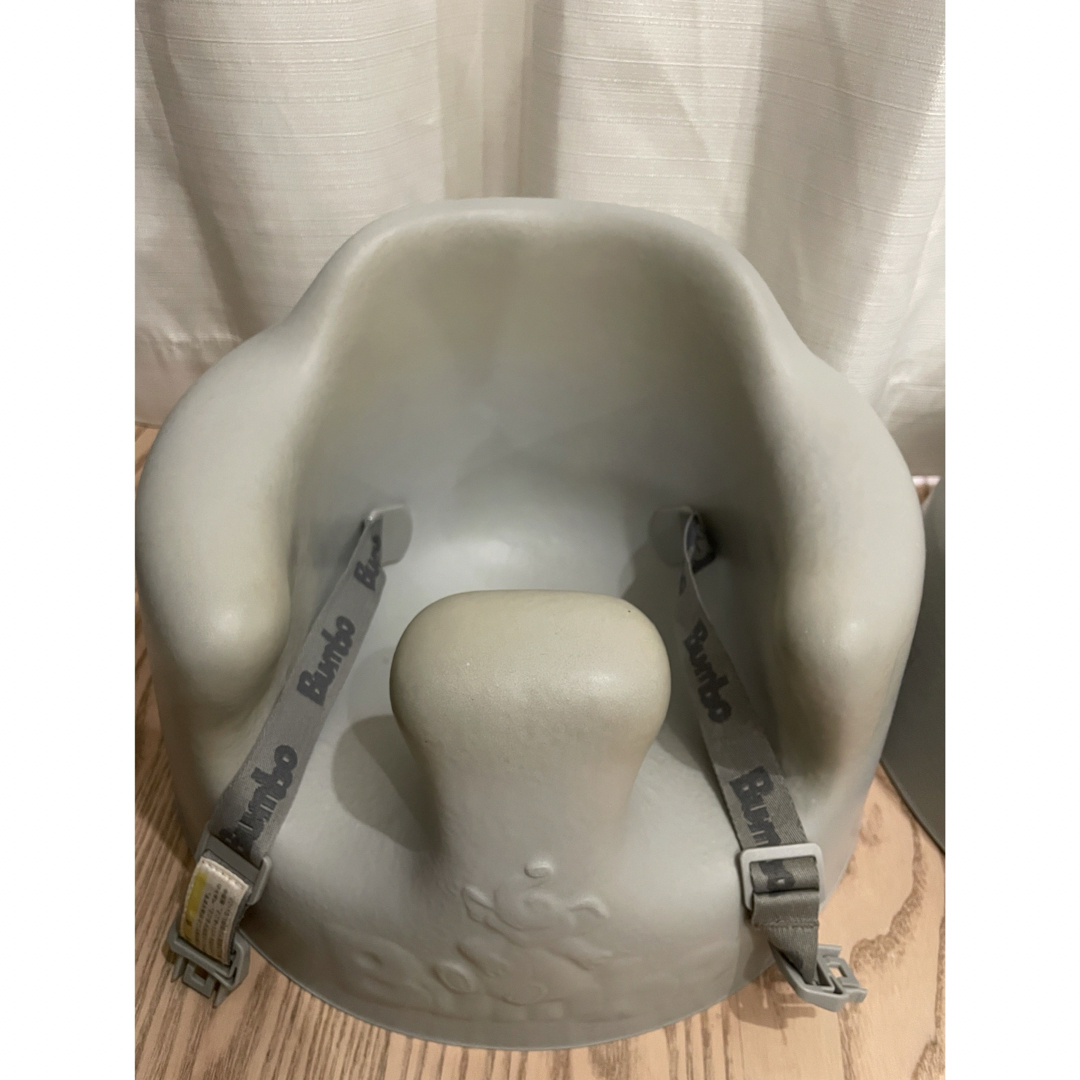 Bumbo(バンボ)のバンボ　Bumbo 双子　ベビーソファ　2個セット　専用ベルト付き　グレー キッズ/ベビー/マタニティの寝具/家具(その他)の商品写真