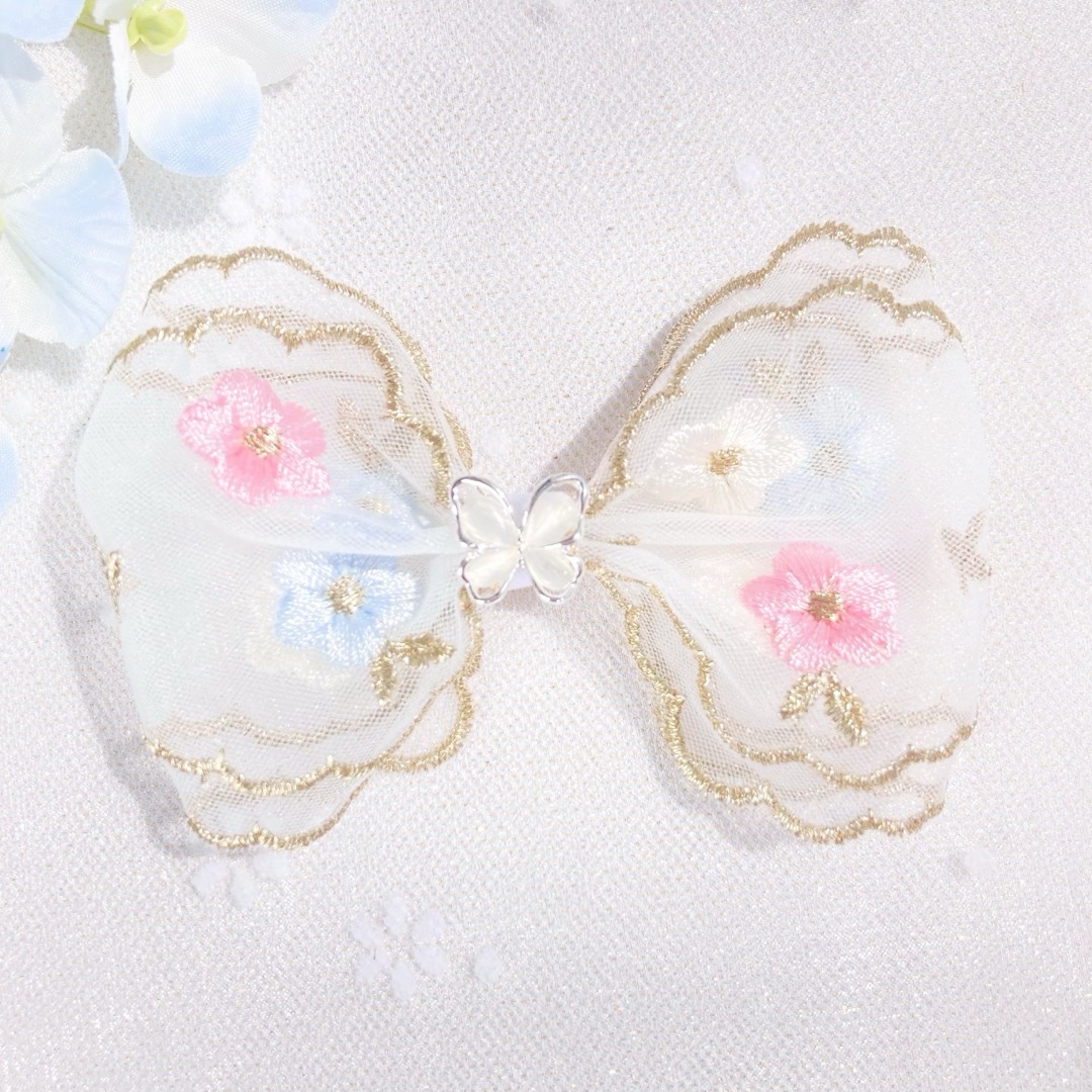 【RibbonꕤNo.15】ふんわり花柄刺繍 レースリボン♥¥420 ハンドメイドのキッズ/ベビー(ファッション雑貨)の商品写真