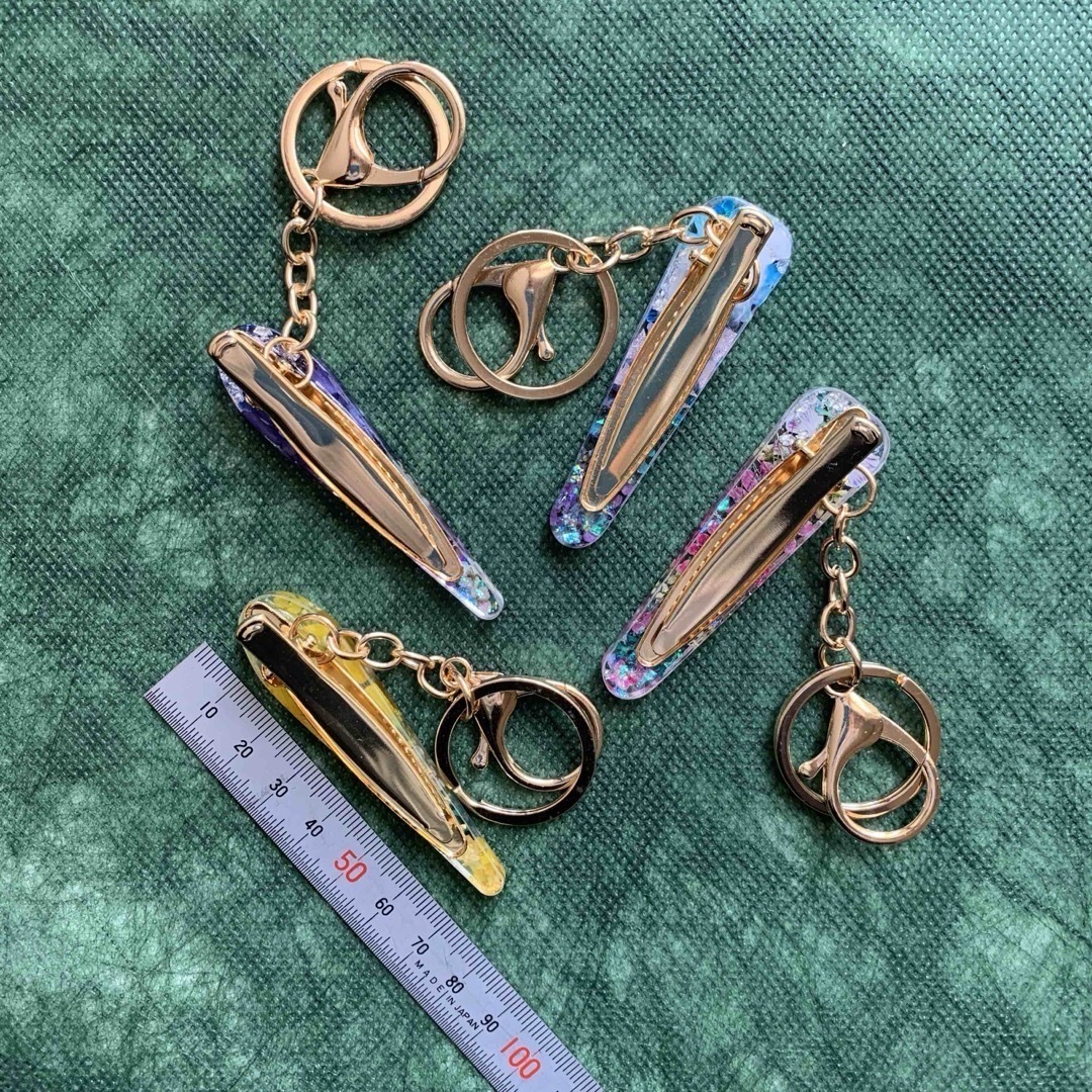 R130 キークリップ　ハンドメイド　ドライフラワー　レジン ハンドメイドのアクセサリー(キーホルダー/ストラップ)の商品写真