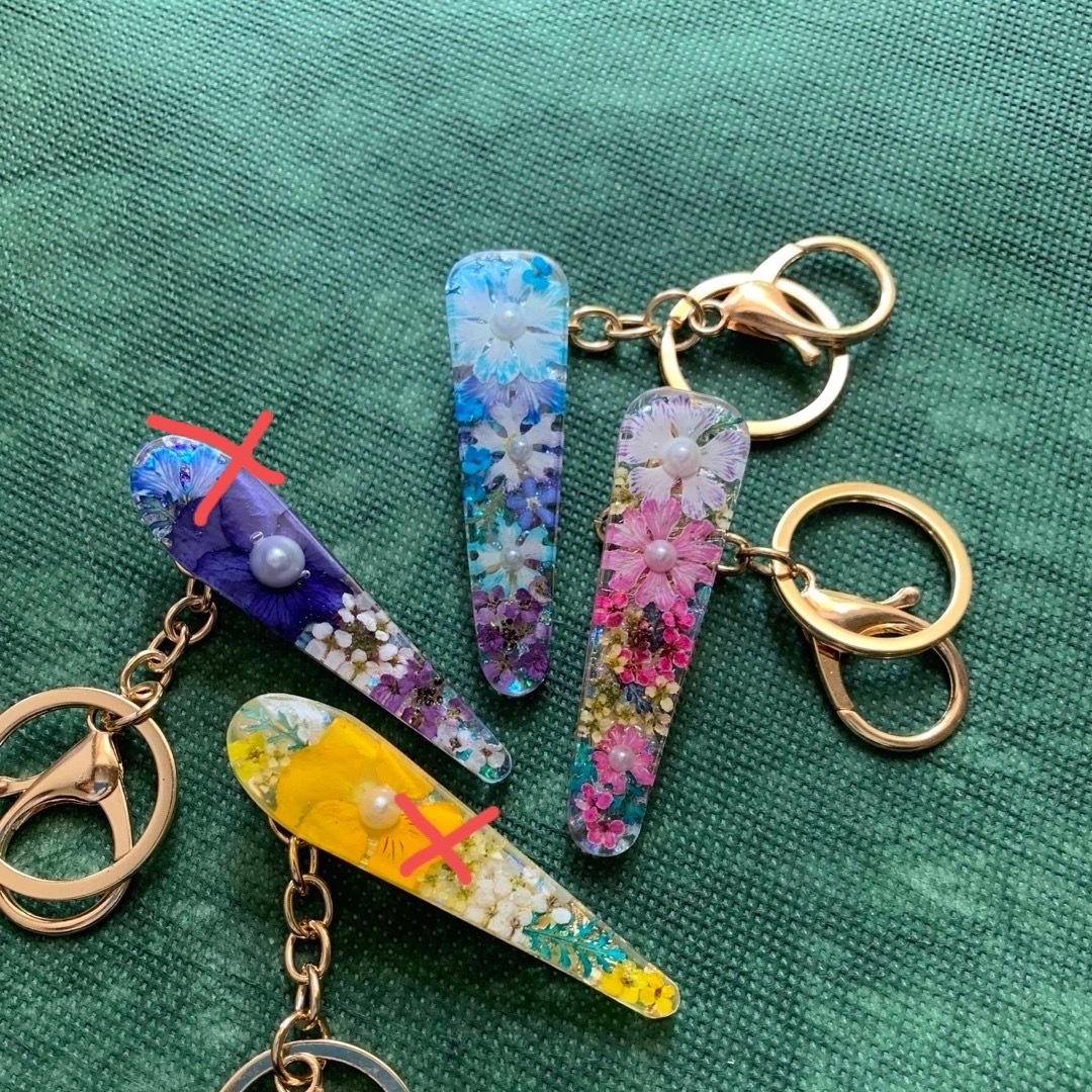 R130 キークリップ　ハンドメイド　ドライフラワー　レジン ハンドメイドのアクセサリー(キーホルダー/ストラップ)の商品写真