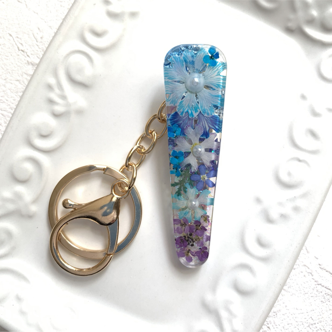 R130 キークリップ　ハンドメイド　ドライフラワー　レジン ハンドメイドのアクセサリー(キーホルダー/ストラップ)の商品写真