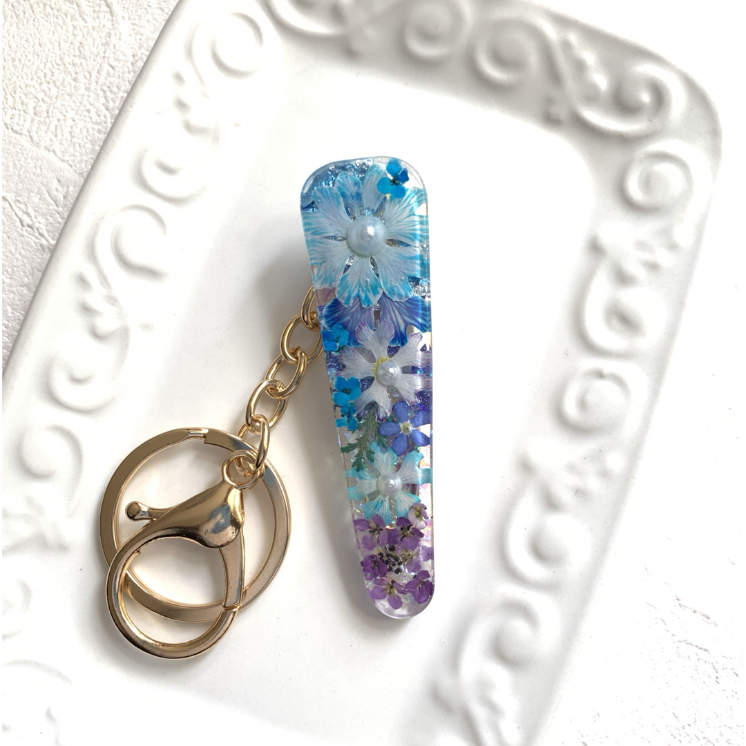 R130 キークリップ　ハンドメイド　ドライフラワー　レジン ハンドメイドのアクセサリー(キーホルダー/ストラップ)の商品写真