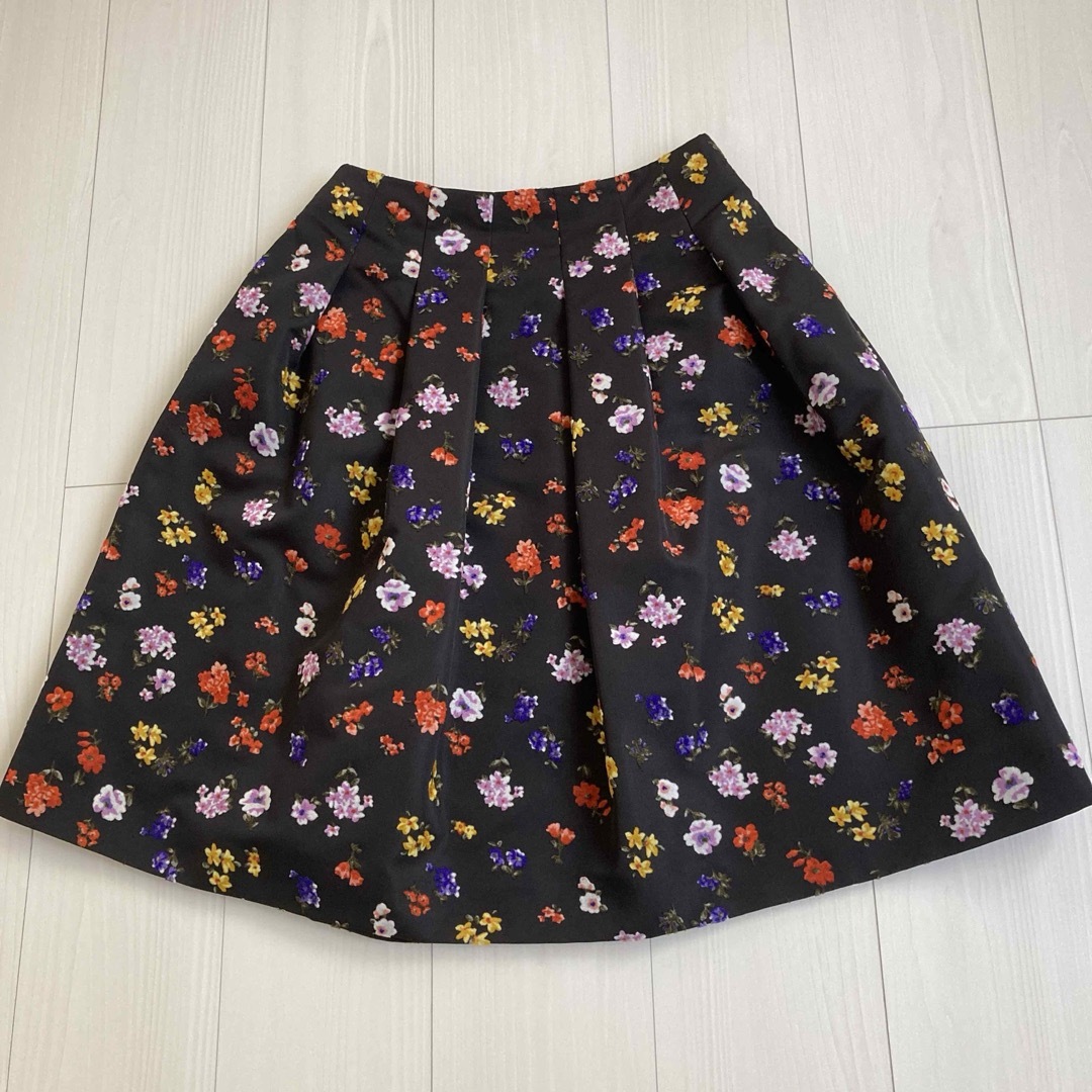 エムズグレーシお花柄スカート38 レディースのスカート(ひざ丈スカート)の商品写真