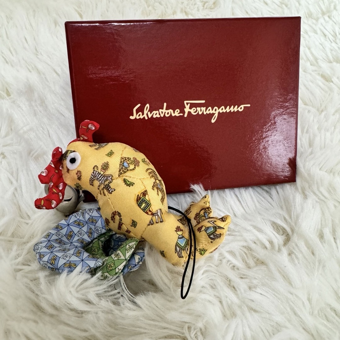 Salvatore Ferragamo(サルヴァトーレフェラガモ)のSalvatore Ferragamo チャーム　ストラップ　ニワトリ　箱付き レディースのアクセサリー(チャーム)の商品写真