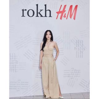 エイチアンドエム(H&M)のH&M rokh ウールブレンド ベルテッドパンツ twice ミナ着用(カジュアルパンツ)