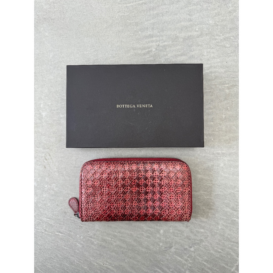 Bottega Veneta(ボッテガヴェネタ)のボッテガヴェネタ パイソン ラウンドジップ ウォレット レッド Bottega レディースのファッション小物(財布)の商品写真