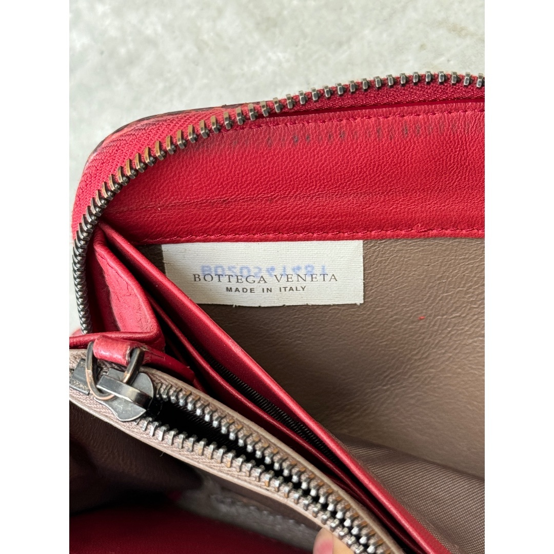 Bottega Veneta(ボッテガヴェネタ)のボッテガヴェネタ パイソン ラウンドジップ ウォレット レッド Bottega レディースのファッション小物(財布)の商品写真