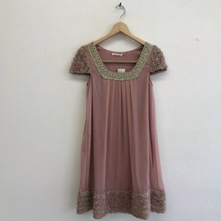 アクシーズファム(axes femme)の『美品』 axes femme アクシーズファム  お花畑パーティーワンピ リボンベルト付 ワンピース ピンク レディース【良品】(ひざ丈ワンピース)