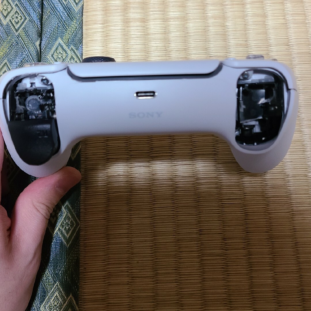 SONY(ソニー)のジャンク品　PS5　コントローラー　純正 エンタメ/ホビーのゲームソフト/ゲーム機本体(家庭用ゲーム機本体)の商品写真