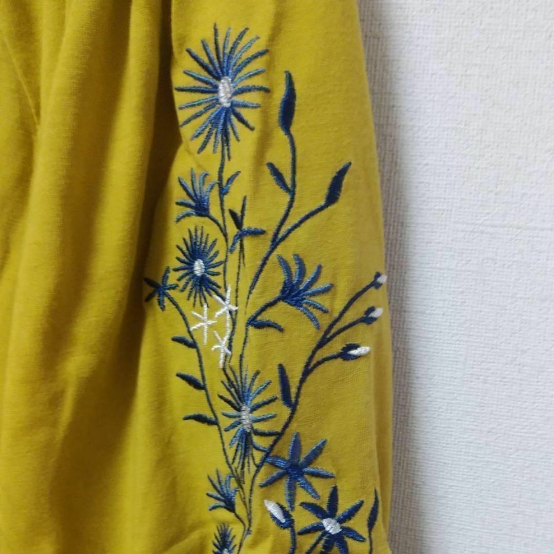 NICECLAUP　カット刺繍オフショル 袖リボン　花柄　刺繍　マスタード レディースのトップス(カットソー(半袖/袖なし))の商品写真