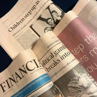 英字新聞FT サーモンピンク色　　　　　　　　18頁(見開き4枚＋半裁1枚)(印刷物)