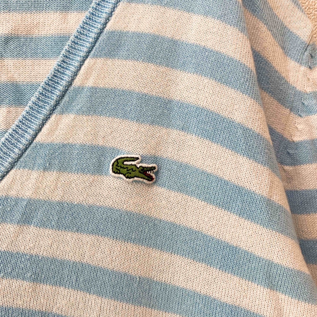 LACOSTE(ラコステ)のラコステ　ニット　セーター　ボーダー　ワニロゴ　Vネック　白色　水色 レディースのトップス(ニット/セーター)の商品写真