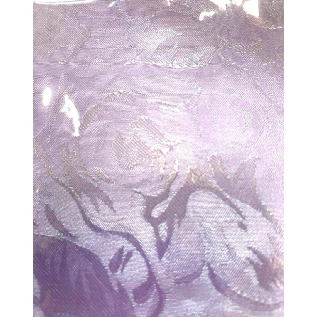 フォーマルブラウス　新品　バラ模様　光沢　ラベンダーカラー　大きいカットソー レディースのトップス(シャツ/ブラウス(半袖/袖なし))の商品写真