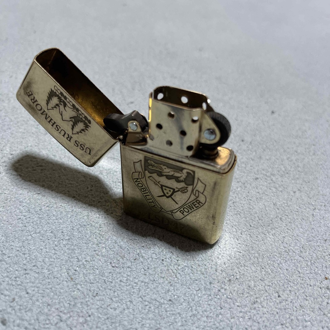 ZIPPO(ジッポー)のzippo USS RUSHMORE   LSD47  ゴールド メンズのファッション小物(タバコグッズ)の商品写真