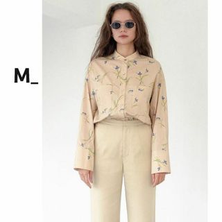 マウジー(moussy)のM_ エムアンダーバー ブラウス 長袖 ベージュ 花柄 バンドカラー シャツ(シャツ/ブラウス(長袖/七分))