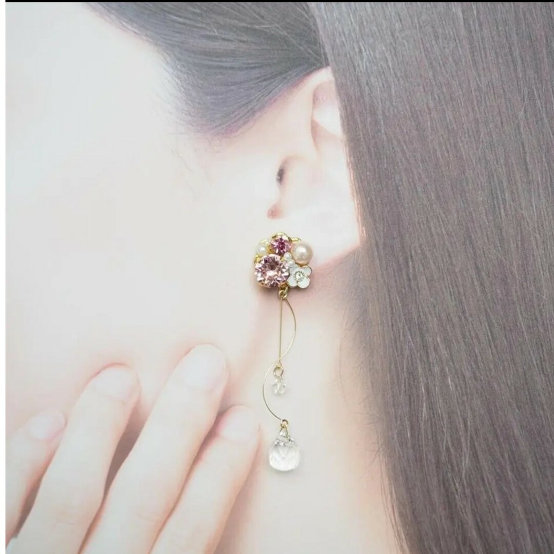 先着1名様限定》繊細ウェーブ♡ガラス雫のライトピンクflowerbijouピアス レディースのアクセサリー(ピアス)の商品写真