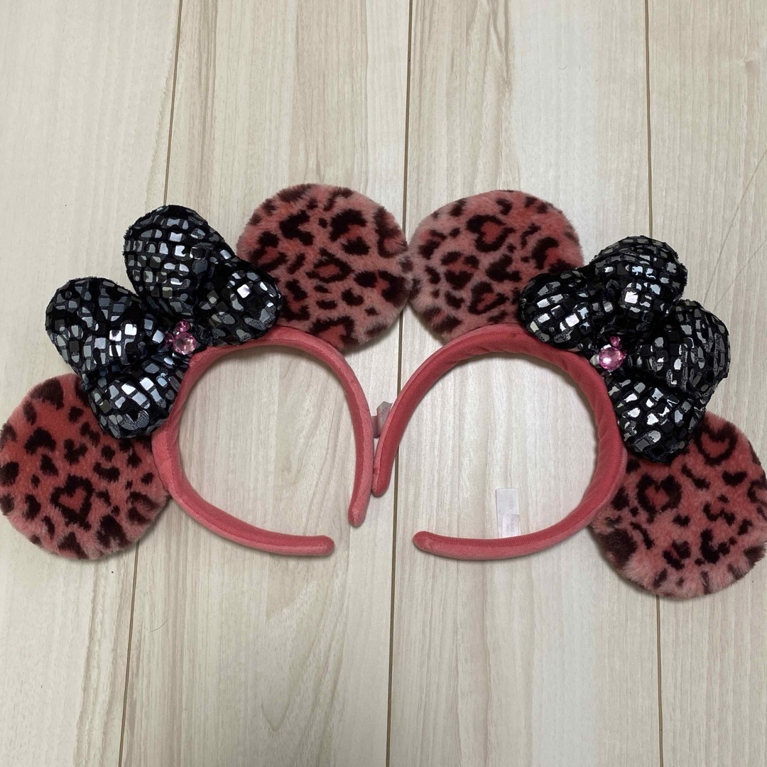 Disney(ディズニー)のディズニー　カチューシャ　ヒョウ柄　ピンク レディースのヘアアクセサリー(カチューシャ)の商品写真