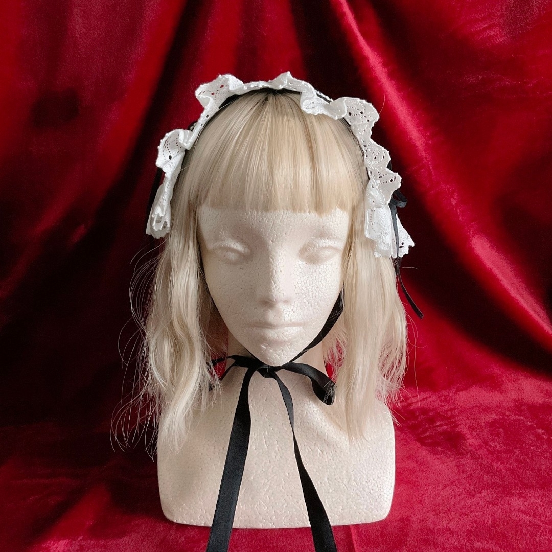 編み上げヘッドドレス 黒×オフ白 ハンドメイドのアクセサリー(ヘアアクセサリー)の商品写真