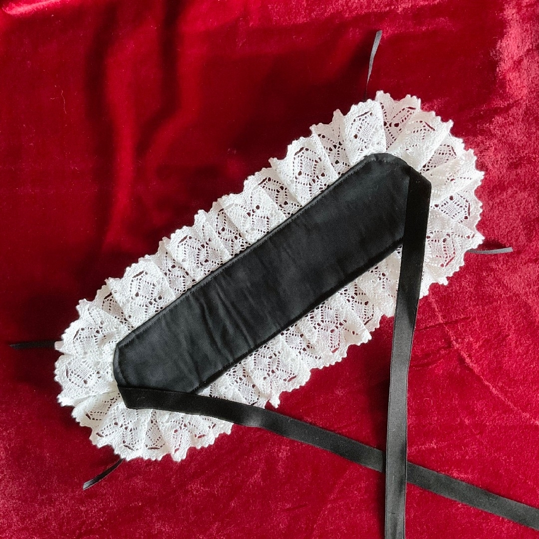 編み上げヘッドドレス 黒×オフ白 ハンドメイドのアクセサリー(ヘアアクセサリー)の商品写真