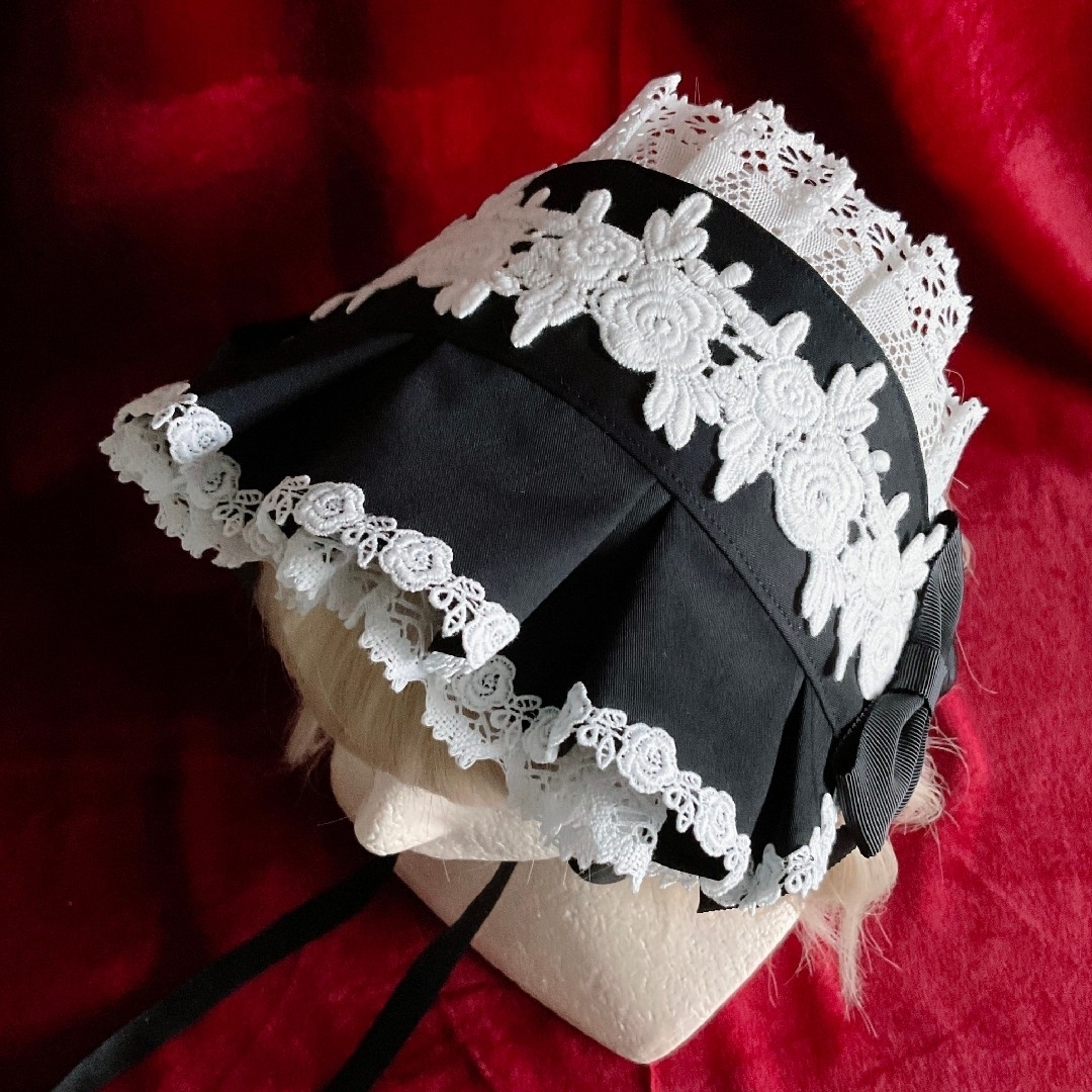 ハーフボンネット風ヘッドドレス 黒×オフ白 ハンドメイドのアクセサリー(ヘアアクセサリー)の商品写真
