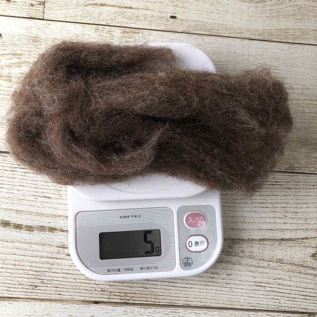 羊毛フェルト　単色　5g ニードルフェルト　 茶色　焦茶色　熊 ハンドメイドの素材/材料(生地/糸)の商品写真