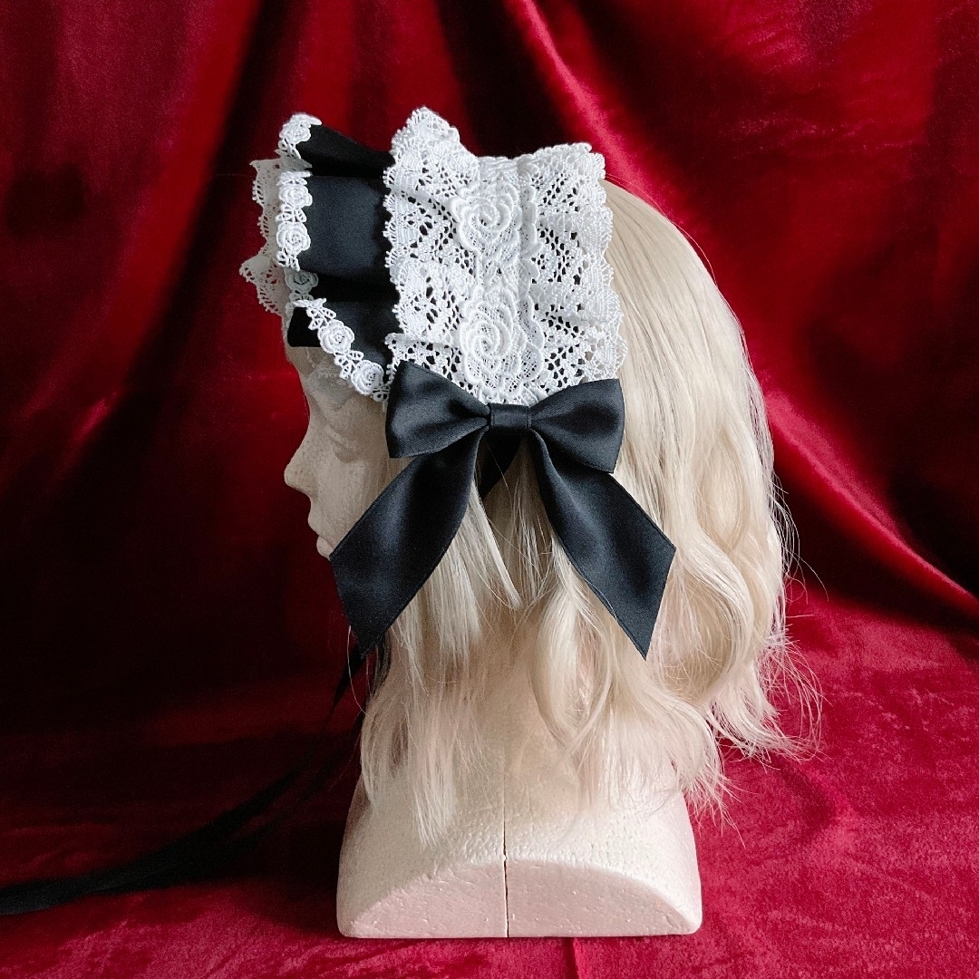 レーシーハーフボンネット風ヘッドドレス 黒×オフ白 ハンドメイドのアクセサリー(ヘアアクセサリー)の商品写真