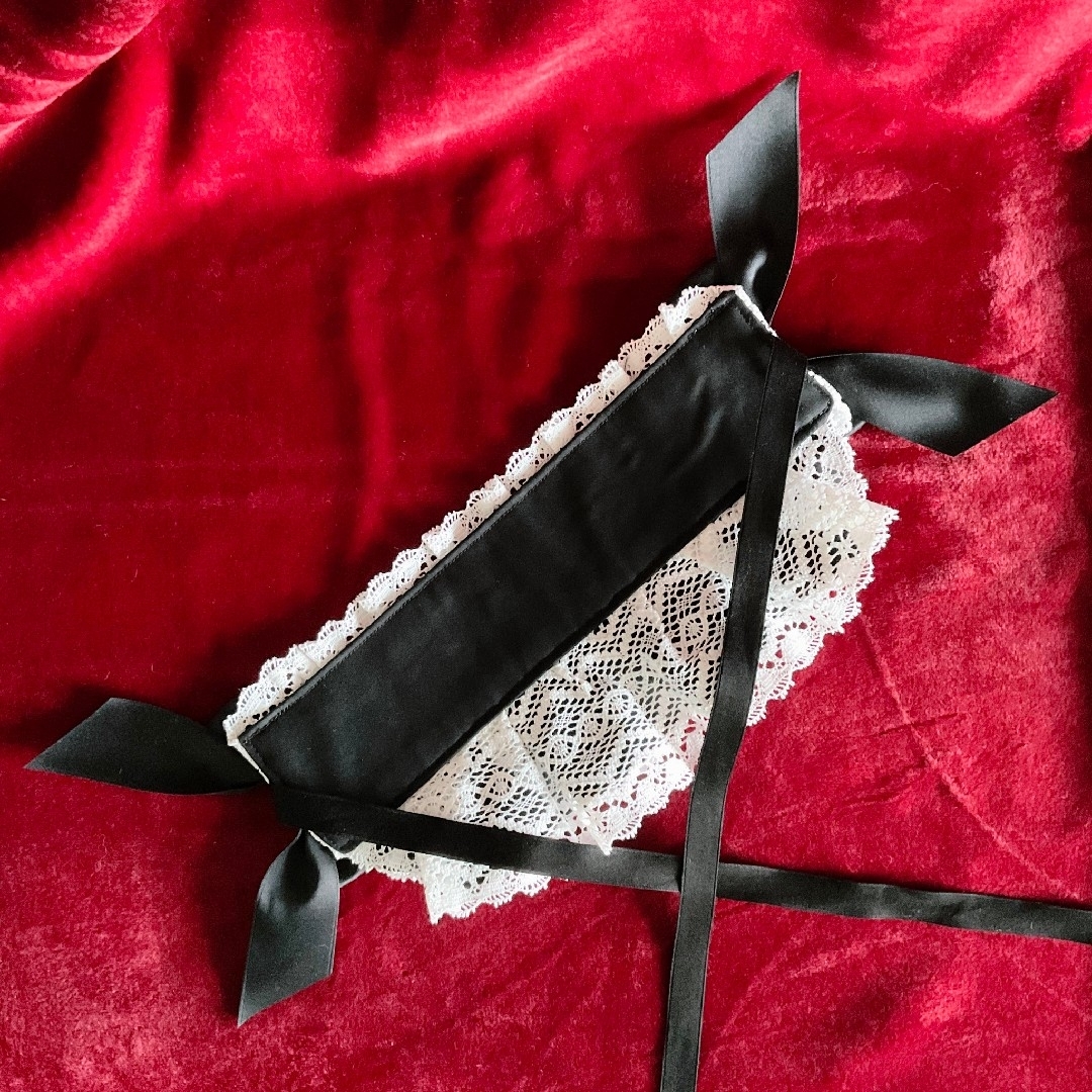 レーシーハーフボンネット風ヘッドドレス 黒×オフ白 ハンドメイドのアクセサリー(ヘアアクセサリー)の商品写真