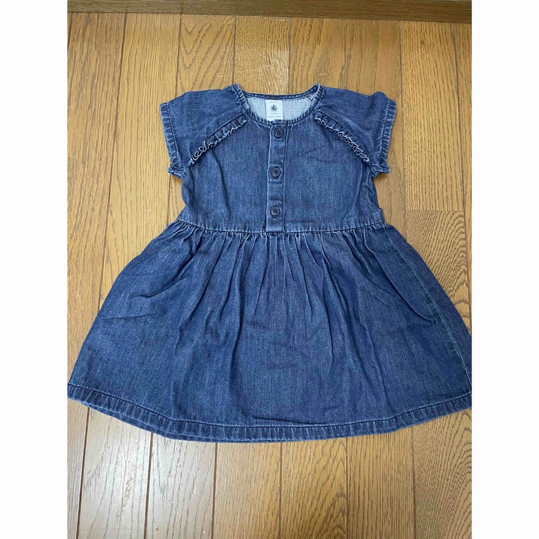 PETIT BATEAU(プチバトー)のデニムワンピース　プチバトー キッズ/ベビー/マタニティのキッズ服女の子用(90cm~)(ワンピース)の商品写真