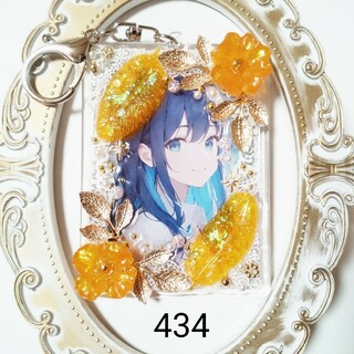 【434】B8 トレカキーホルダー  レジンデコ 白レース 羽 オレンジ(アイドルグッズ)