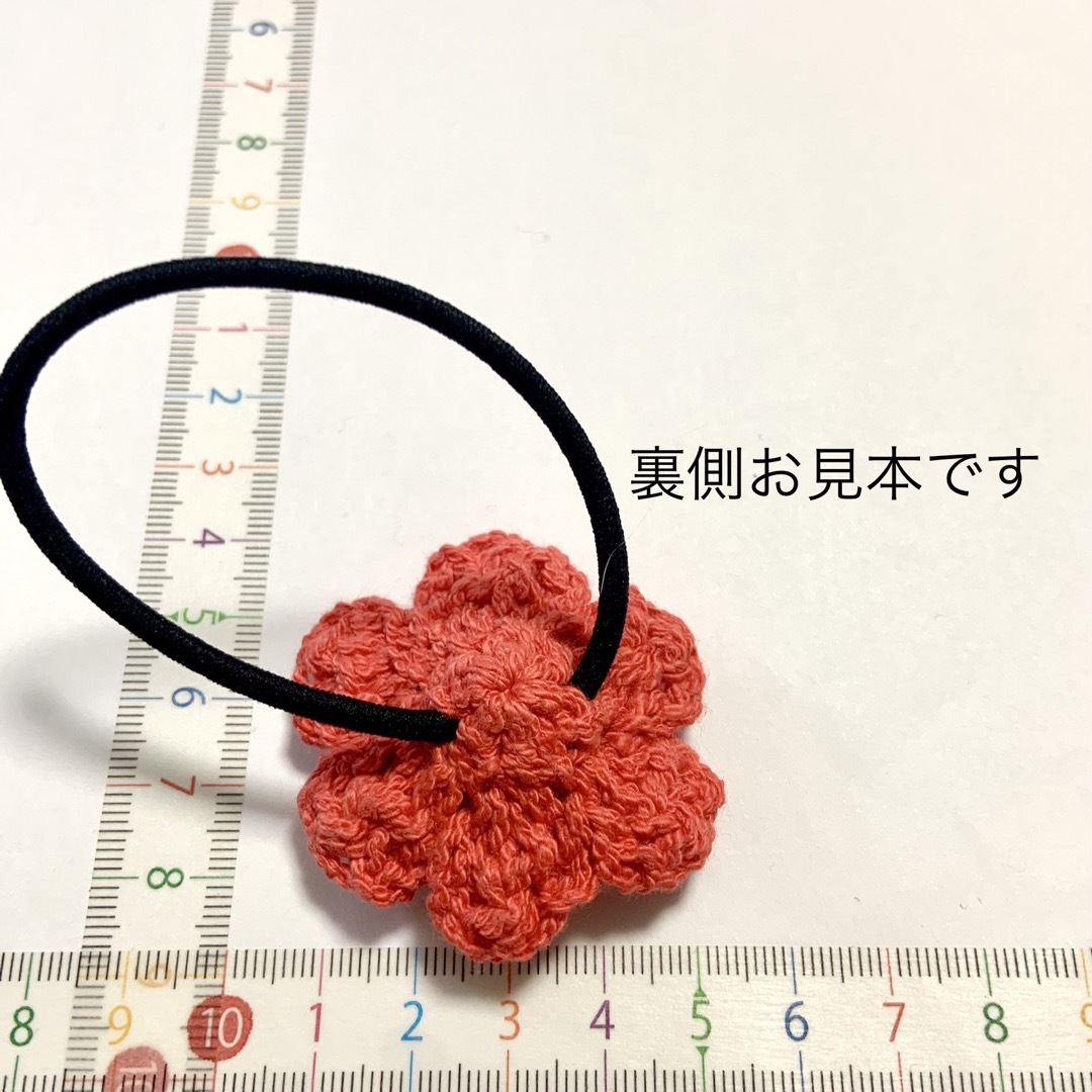 カラフルボタンの編み花ヘアゴム＊ah14 ハンドメイドのキッズ/ベビー(外出用品)の商品写真