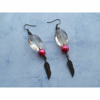 * ハンドメイド * あまりビーズと金古美の羽根ピアス * LaraMade *(ピアス)