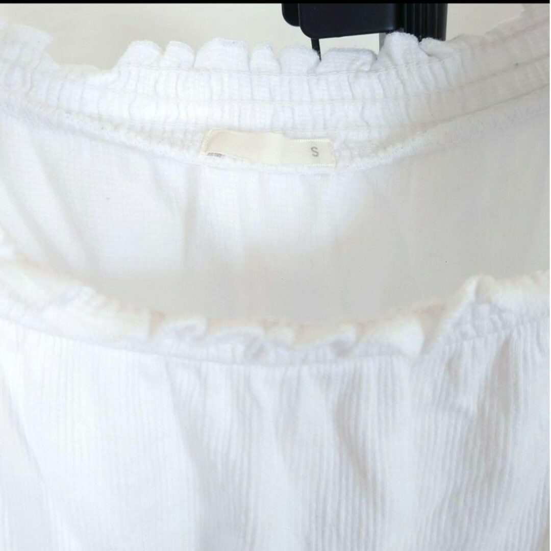 GU(ジーユー)の【処分価格】GU ジーユー オフショルダーTシャツ(半袖) Sサイズ 白 レディースのトップス(カットソー(半袖/袖なし))の商品写真