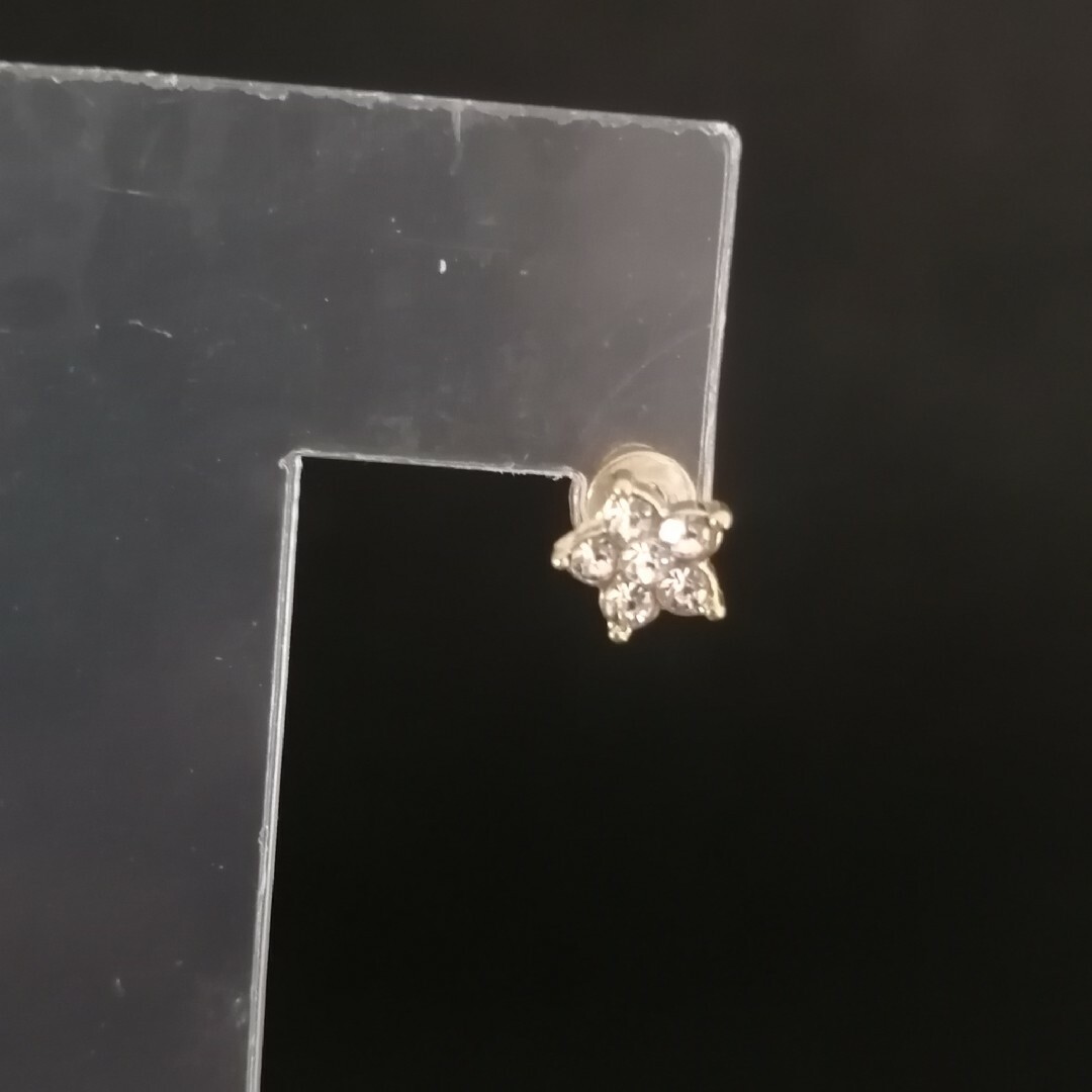 ゴールド×ドイヤモンド風ストーン 星型スタッズピアス レディースのアクセサリー(ピアス)の商品写真