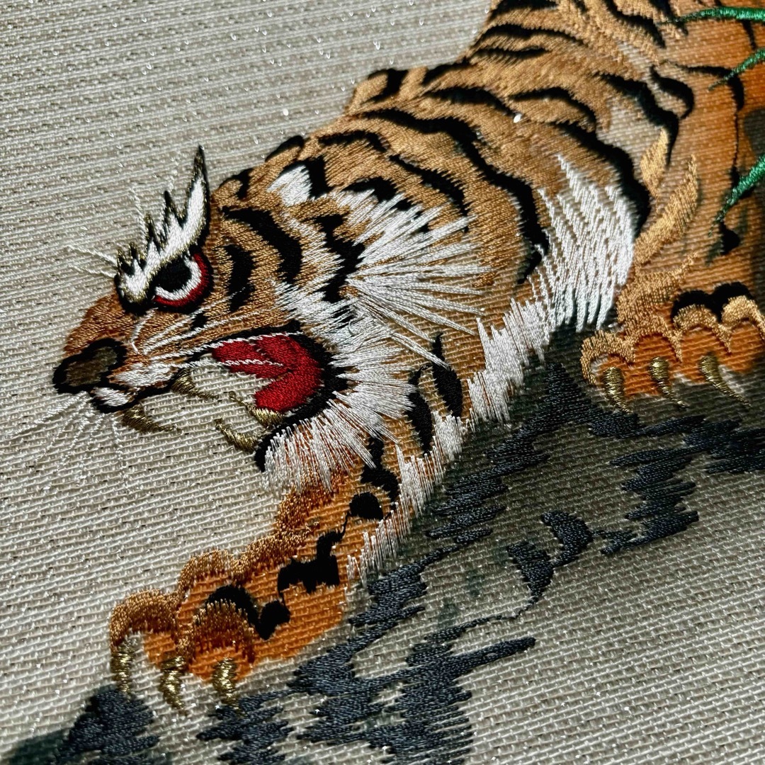 虎 刺繍絵画 エンタメ/ホビーの美術品/アンティーク(絵画/タペストリー)の商品写真