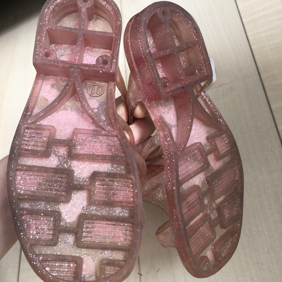 サンリオ(サンリオ)のサンリオ　Sanrio ハローキティ　ラメ　半透明　サンダル　ピンク　キッズ18 キッズ/ベビー/マタニティのキッズ靴/シューズ(15cm~)(サンダル)の商品写真