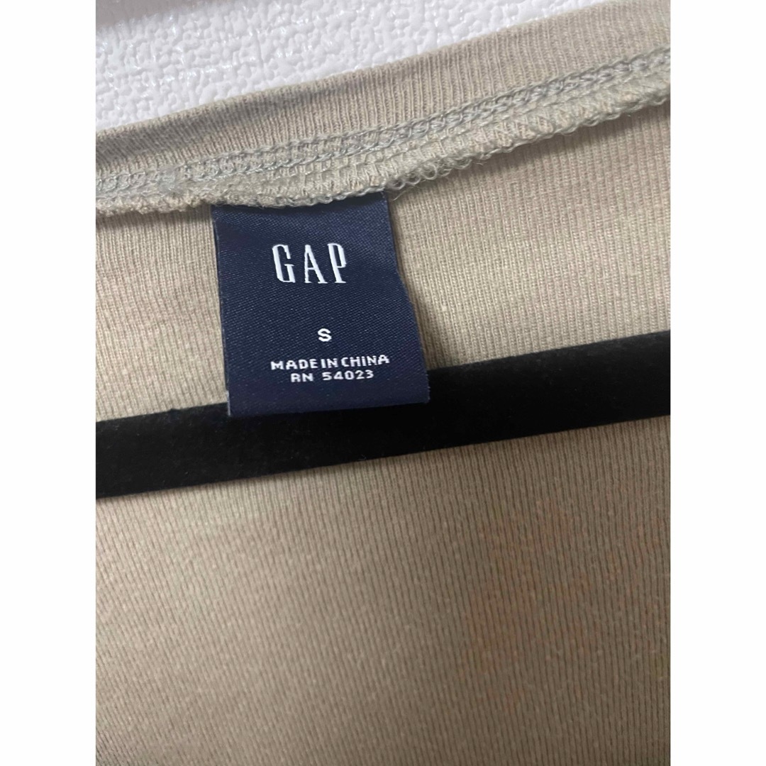 GAP(ギャップ)のギャップ　レディース　半袖Tシャツ　カーキ レディースのトップス(シャツ/ブラウス(長袖/七分))の商品写真