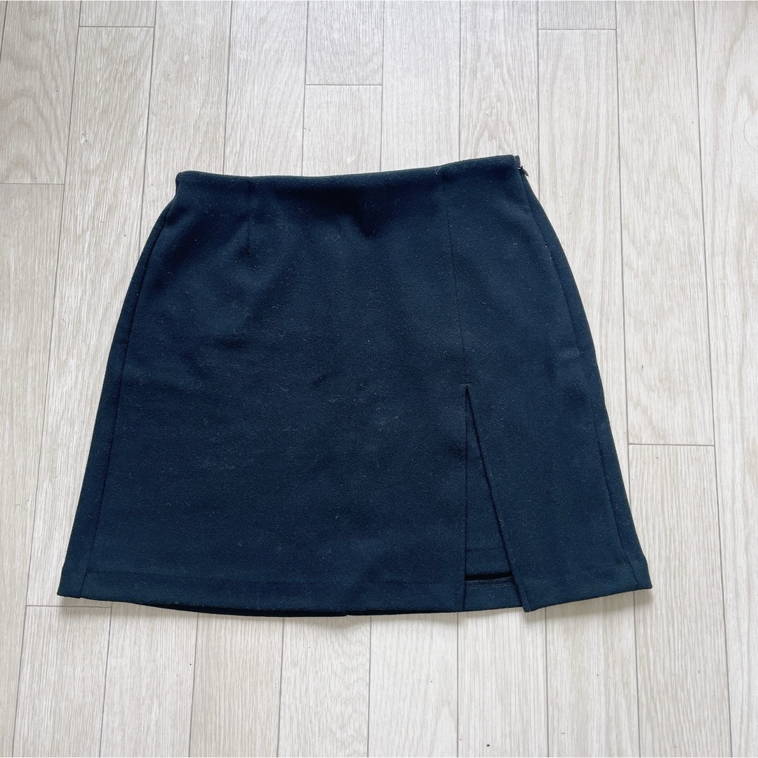 GU(ジーユー)のローウエスト起毛スリットミニスカート 黒 サイズS レディースのスカート(ミニスカート)の商品写真