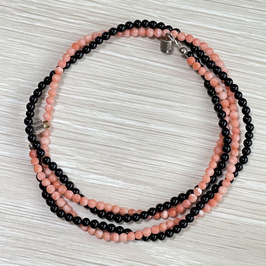 【美品】桃色珊瑚 オニキス 二連 ネックレス レディースのアクセサリー(ネックレス)の商品写真