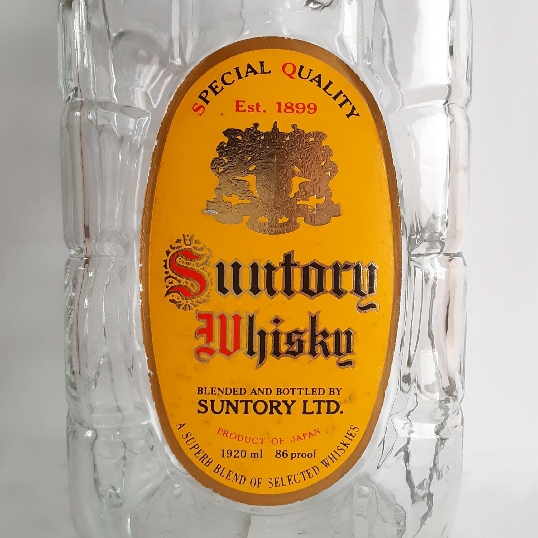 サントリー(サントリー)の旧ラベル 取手付き 1920ml 亀甲ボトル サントリー ウイスキー 角瓶 空瓶 食品/飲料/酒の酒(ウイスキー)の商品写真