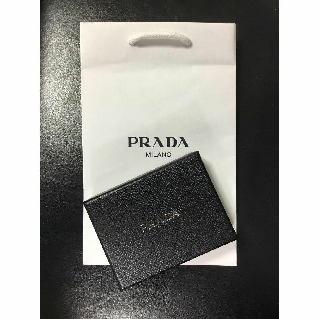 PRADA(プラダ)の新品　ショッパー付　PRADA プラダ　メタルロゴ　本革　ブラック　キーケース レディースのファッション小物(キーケース)の商品写真