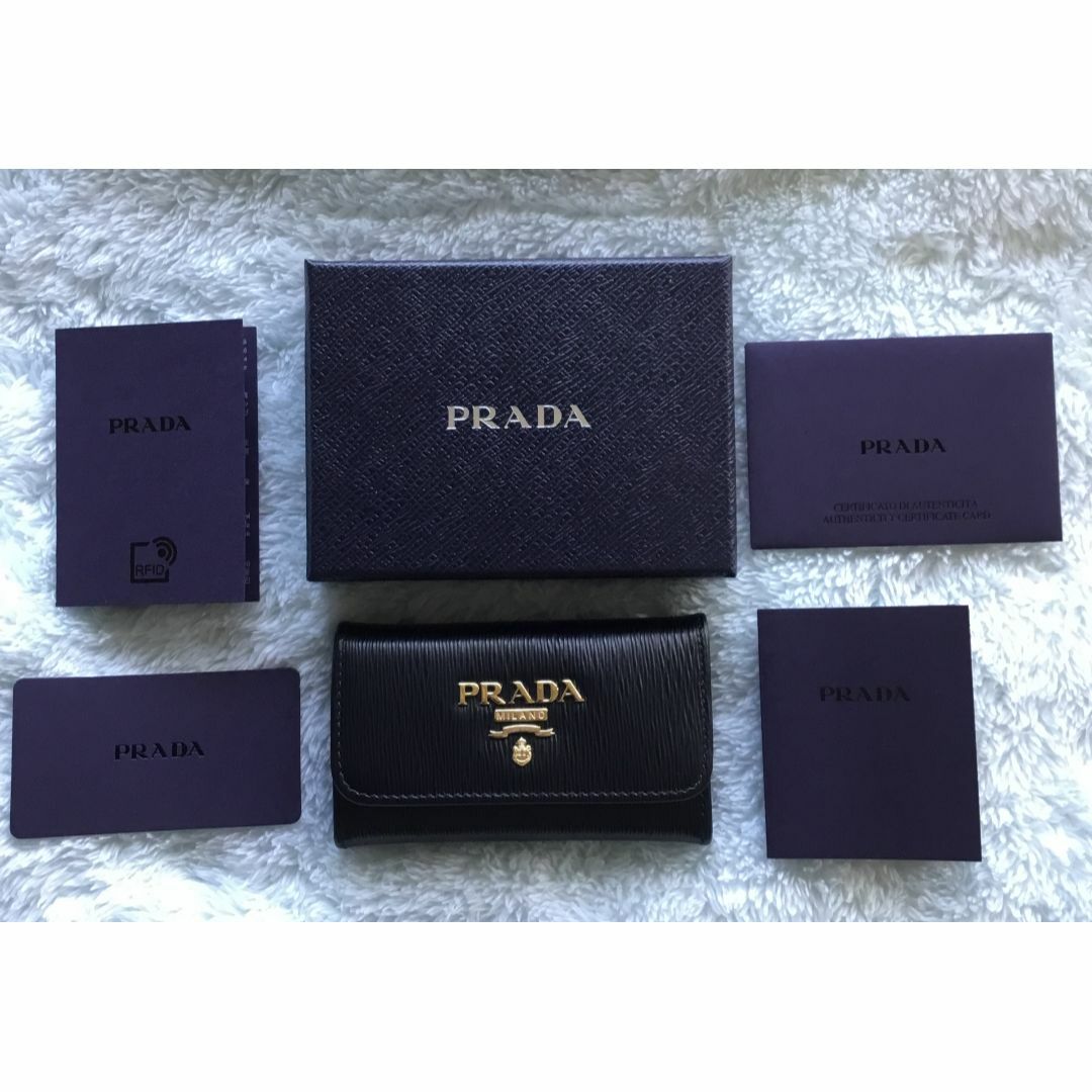 PRADA(プラダ)の新品　ショッパー付　PRADA プラダ　メタルロゴ　本革　ブラック　キーケース レディースのファッション小物(キーケース)の商品写真