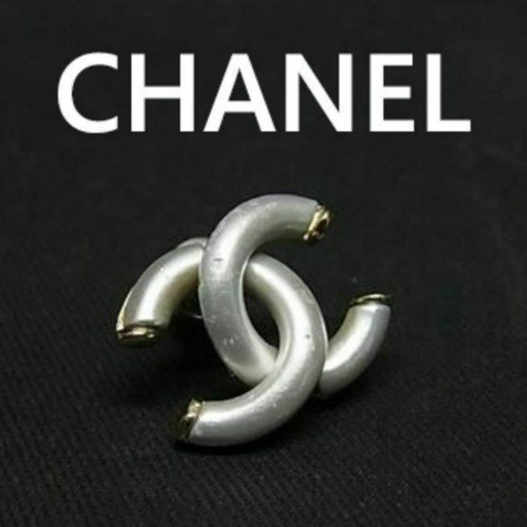 CHANEL(シャネル)のシャネル ココマーク A17P 片耳のみ ピアス シルバー系 3303 レディースのアクセサリー(ピアス)の商品写真