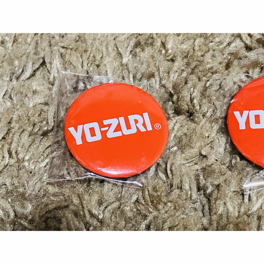 2 非売品 YO-ZURI ヨーズリ 缶バッチ 2個セット レッド 直径32mm スポーツ/アウトドアのフィッシング(その他)の商品写真